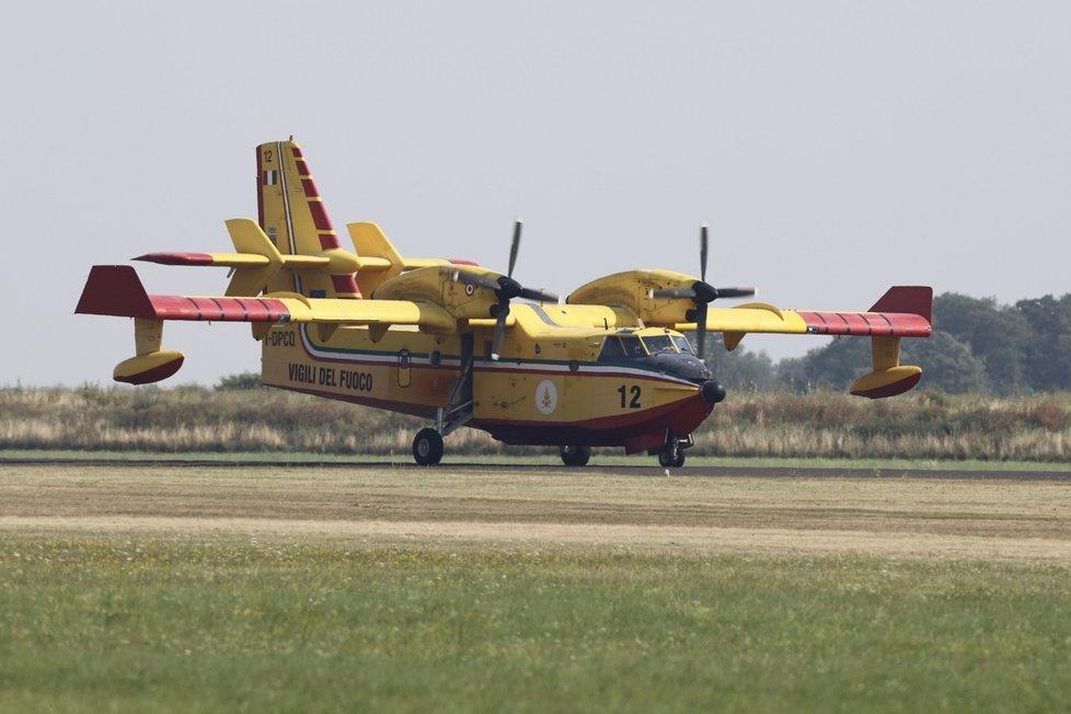 Na letišti Aero Vodochody přistála dvě letadla z Itálie. Pomohou hasit požár v Českém Švýcarsku.