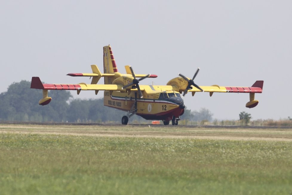 Na letišti Aero Vodochody přistála dvě letadla z Itálie. Pomohou hasit požár v Českém Švýcarsku.