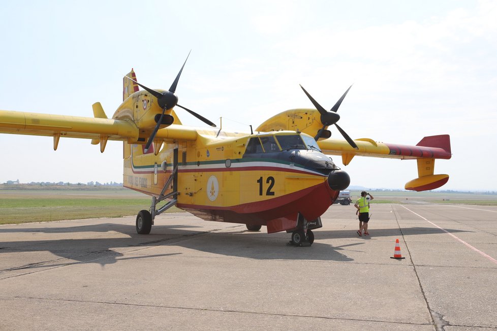 Na letišti Aero Vodochody přistála dvě letadla z Itálie. Pomohou hasit požár v Českém Švýcarsku.
