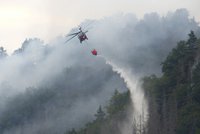 Při hašení požáru pomáhají vojenské vrtulníky: Je to fyzicky i psychicky náročné, popsali piloti