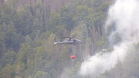 Polský vrtulník pomáhá hasit požár v Hřensku. (26. červenec 2022)