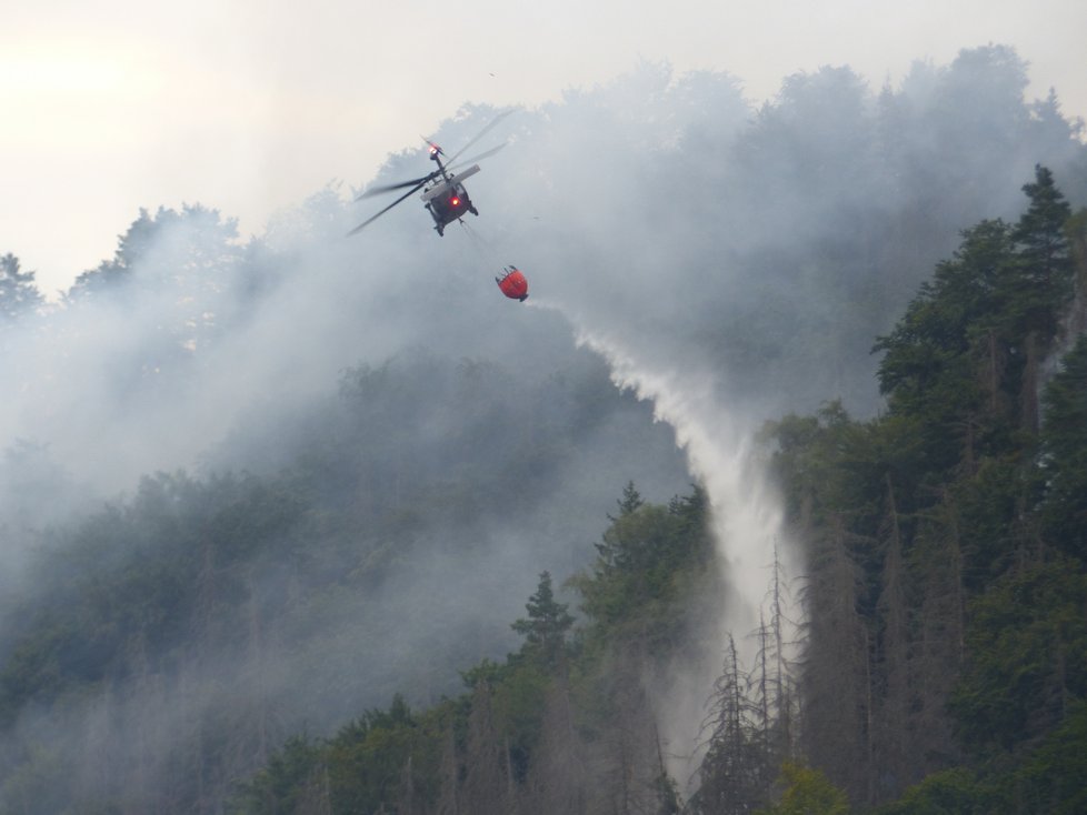 Polský vrtulník pomáhá hasit požár v Hřensku. (26. červenec 2022)