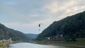 Do hašení požáru v NP České Švýcarsko se zapojil i německý vrtulník.