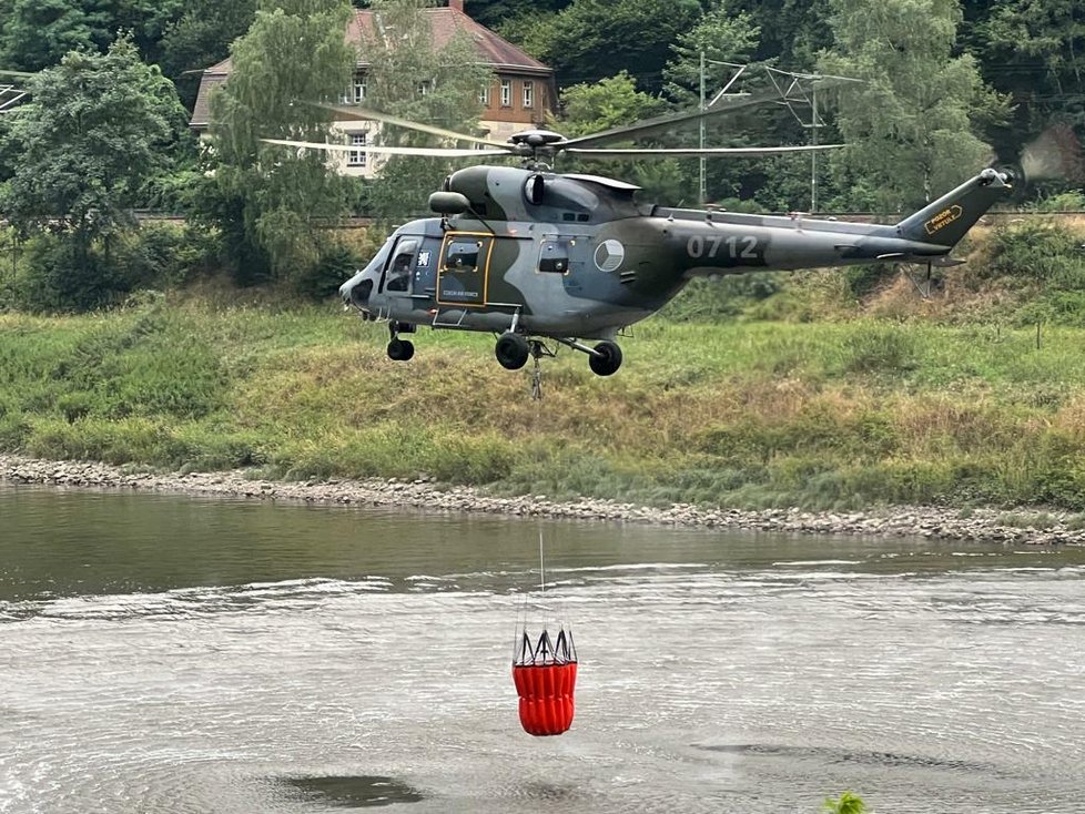 Do hašení požáru v NP České Švýcarsko se zapojil i německý vrtulník.
