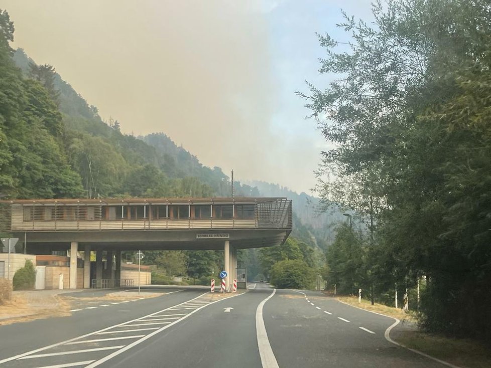 Do hašení požáru v NP České Švýcarsko se zapojil i německý vrtulník