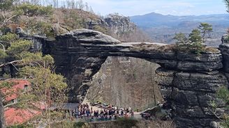 Pravčická brána uprostřed měsíční krajiny. V Českém Švýcarsku jsou stále patrné stopy ničivého požáru Pravčická brána uprostřed měsíční krajiny. V Českém Švýcarsku jsou stále patrné stopy ničivého požáru