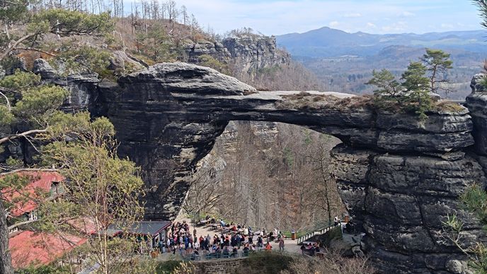 Letní sezóna v Českém Švýcarsku, kde jsou stále patrné stopy požáru, začala. Letní sezóna v Českém Švýcarsku, kde jsou stále patrné stopy požáru, začala.