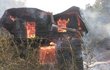 Požár zasáhl dvě rekreační, dříve lovecké chaty Na Tokáni.