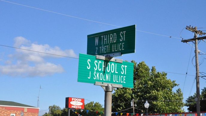 Česko-anglické označení ulic v americkém městě Wilber