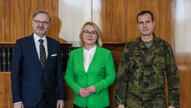 Premiér Petr Fiala (ODS) na schůzce s ministryní Janou Černochovou (ODS) a náčelníkem generálního štábu Karlem Řehkou