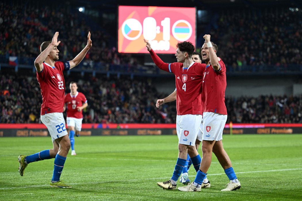 Čeští reprezentanti slaví gól do sítě Arménie