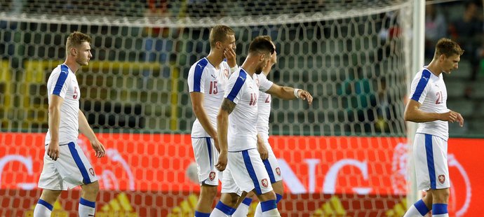 Čeští fotbalisté po prohře v Belgii