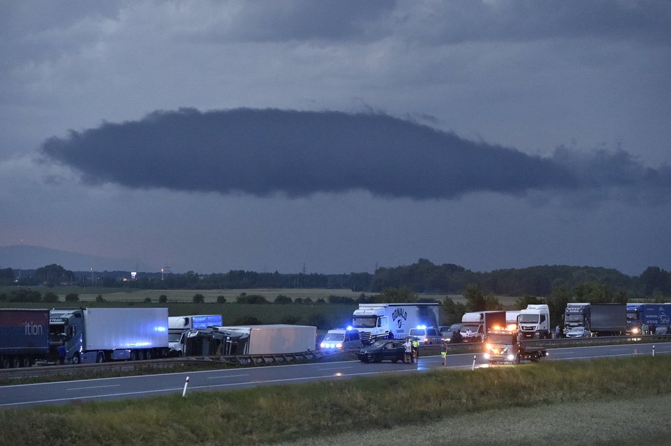 Spoušť po bouřkách:  Na snímku je převrácený kamion na dálnici D2 poblíž Břeclavi.