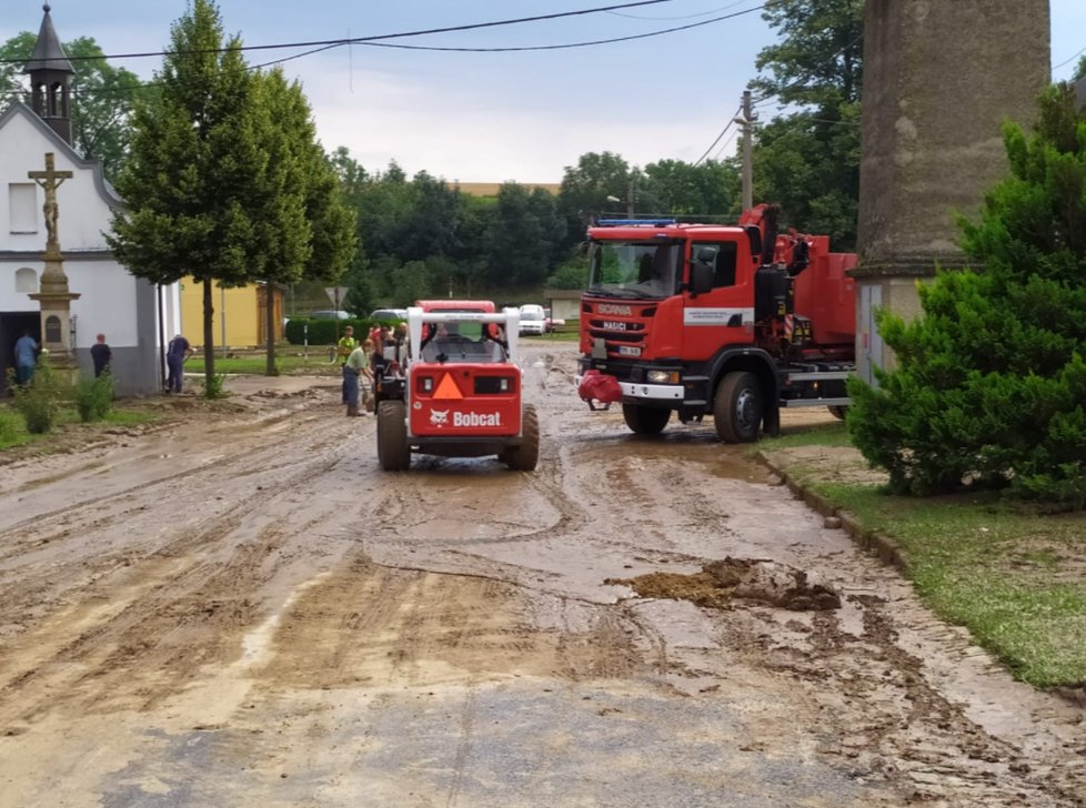 V obci Čelechovice na Přerovsku pokračují likvidační a sanační práce po extrémní průtrži mračen. Na místě jsou profesionální jednotky z Přerova a Olomouce, dobrovolní z Čelechovic a velká síla místních obyvatel, kteří zprůjezdňují hlavní páteřní komunikaci v obci.