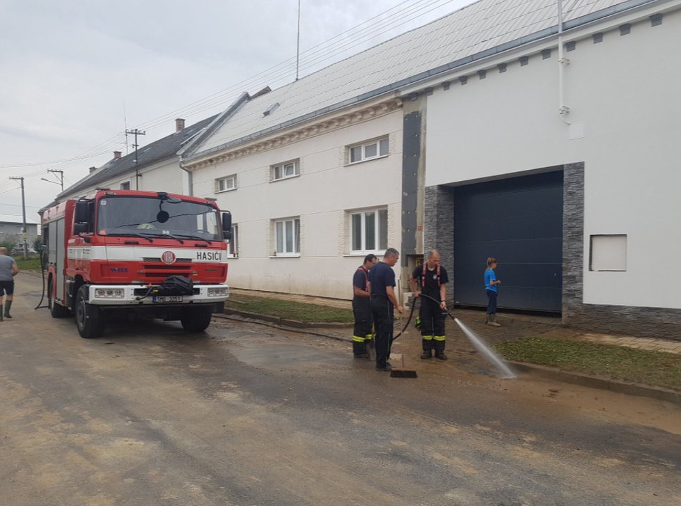 V obci Čelechovice na Přerovsku pokračují likvidační a sanační práce po včerejší extrémní průtrži mračen. Na místě jsou profesionální jednotky z Přerova a Olomouce, dobrovolní z Čelechovic a velká síla místních obyvatel, kteří zprůjezdňují hlavní páteřní komunikaci v obci.