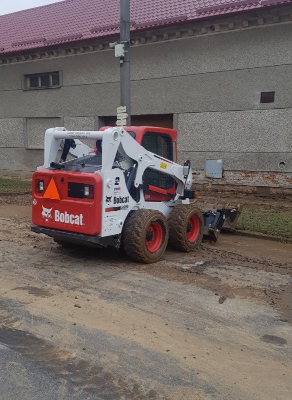 V obci Čelechovice na Přerovsku pokračují likvidační a sanační práce po včerejší extrémní průtrži mračen. Na místě jsou profesionální jednotky z Přerova a Olomouce, dobrovolní hasiči z Čelechovic a velká síla místních obyvatel, kteří zprůjezdňují hlavní páteřní komunikaci v obci.