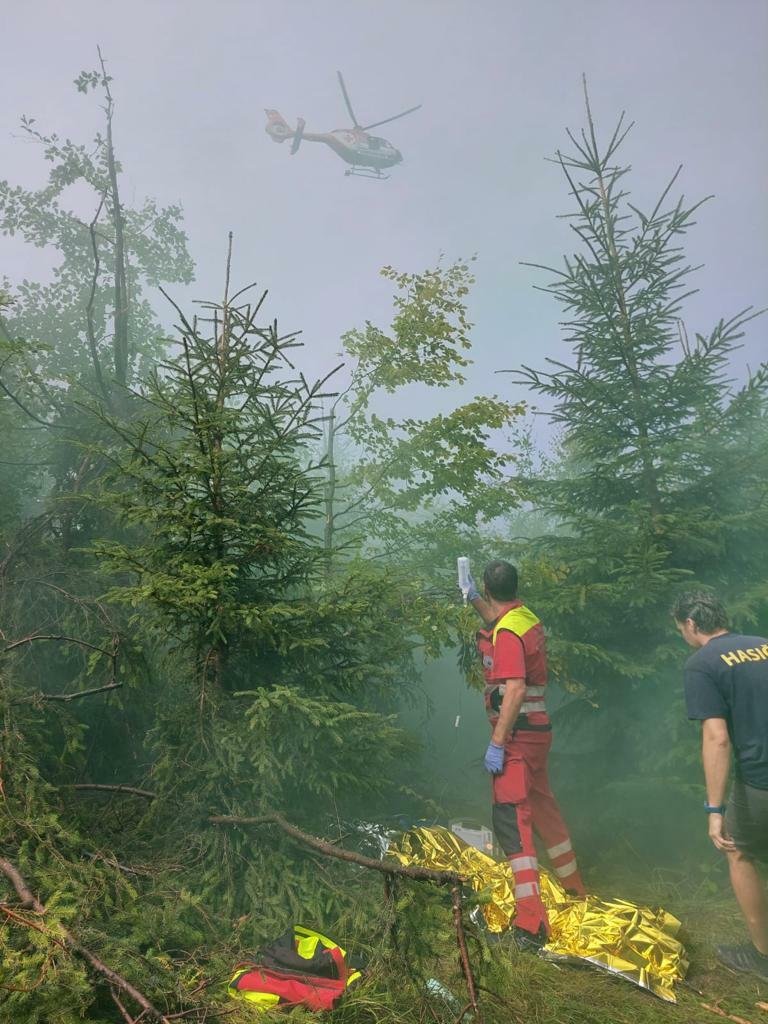 Silní bouřky zasáhly Česko: Turistu v Beskydech vážně zranil během bouřky zlomený strom. Záchranáři ho balili do fólie, (25.08.2023)