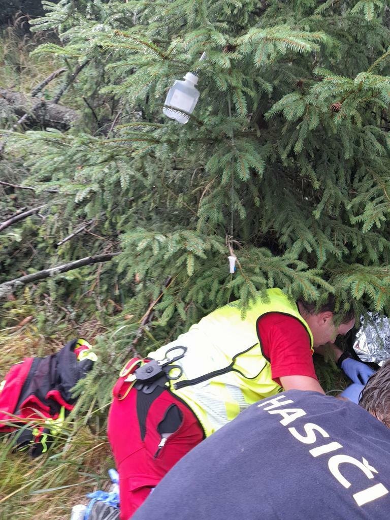 Silní bouřky zasáhly Česko: Turistu v Beskydech vážně zranil během bouřky zlomený strom. Záchranáři ho balili do fólie, (25.08.2023)