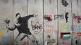 Neautorizovaná výstava kopií a reprodukcí The World of Banksy ve výstavní síni Mánes - Vrhač květin (se záhadným uvedením názvu města Brna)