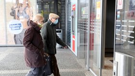 V Česku platí zákaz vycházení bez zakrytí úst a nosu. Většina lidí nasadila roušky.. (19. 3. 2020)