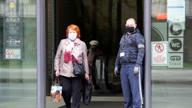 V Česku platí zákaz vycházení bez zakrytí úst a nosu. Většina lidí nasadila roušky. (19. 3. 2020)