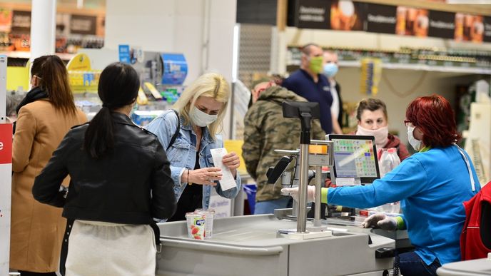Koncentrace lidí a počet kontaktů pokladních se zákazníky je rizikovým faktorem práce v supermarketech. 