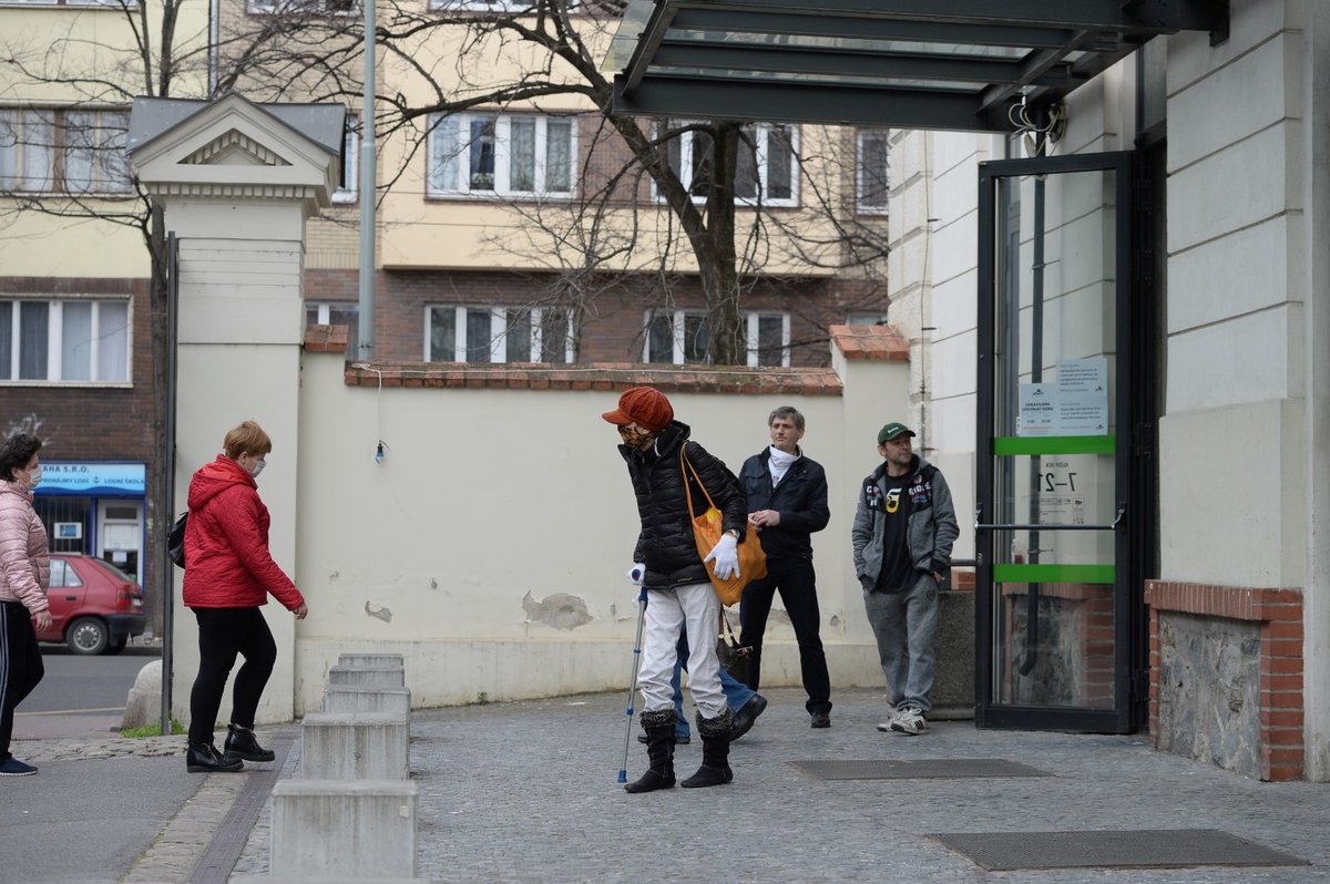 V Česku platí zákaz vycházení bez zakrytí úst a nosu. Většina lidí nasadila roušky. (19. 3. 2020)