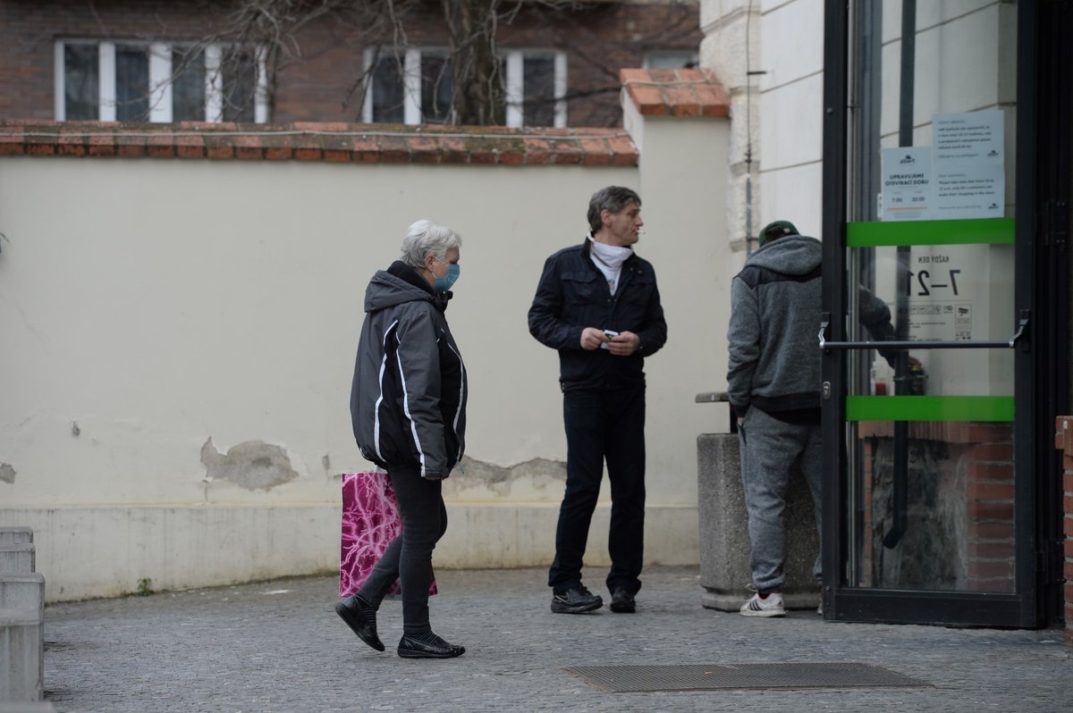 V Česku platí zákaz vycházení bez zakrytí úst a nosu. Většina lidí nasadila roušky. (19. 3. 2020)