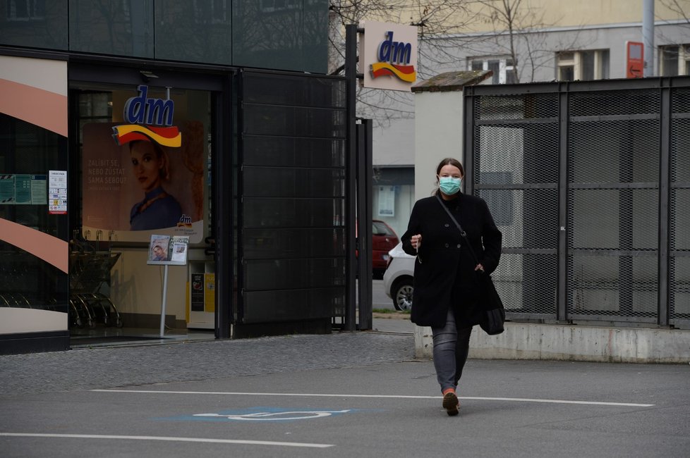 V Česku platí zákaz vycházení bez zakrytí úst a nosu. Většina lidí nasadila roušky (19. 3. 2020).