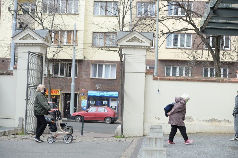 V Česku platí zákaz vycházení bez zakrytí úst a nosu. Většina lidí nasadila roušky. (19. 3. 2020)