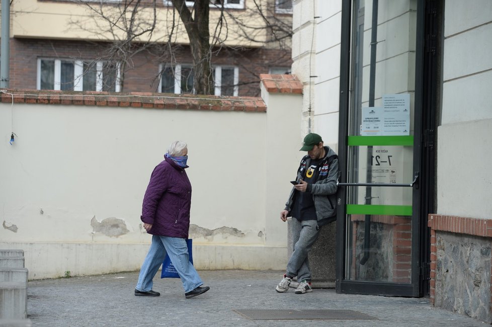 V Česku platí zákaz vycházení bez zakrytí úst a nosu. Většina lidí nasadila roušky (19. 3. 2020).