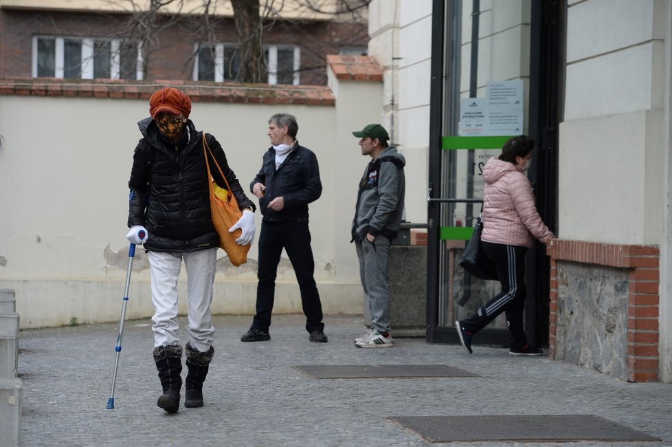 V Česku platí zákaz vycházení bez zakrytí úst a nosu. Většina lidí nasadila roušky (19. 3. 2020).