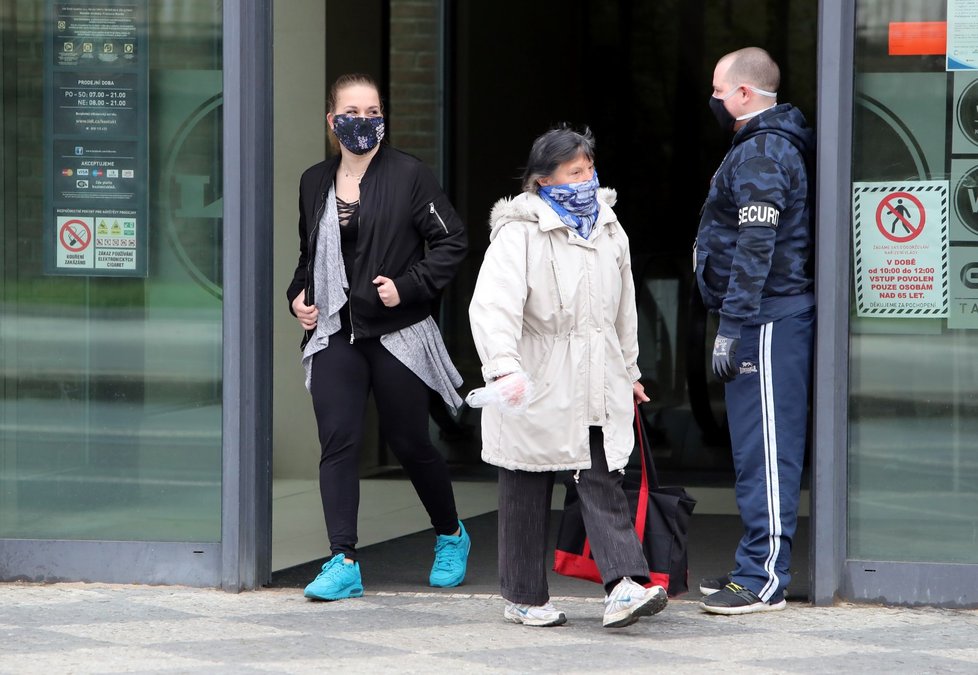 V Česku platí zákaz vycházení bez zakrytí úst a nosu. Většina lidí nasadila roušky. (19. 3. 2020).