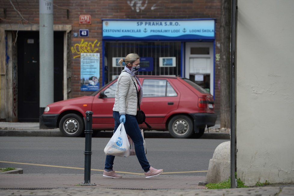 V Česku platí zákaz vycházení bez zakrytí úst a nosu. Většina lidí nasadila roušky. (19. 3. 2020)