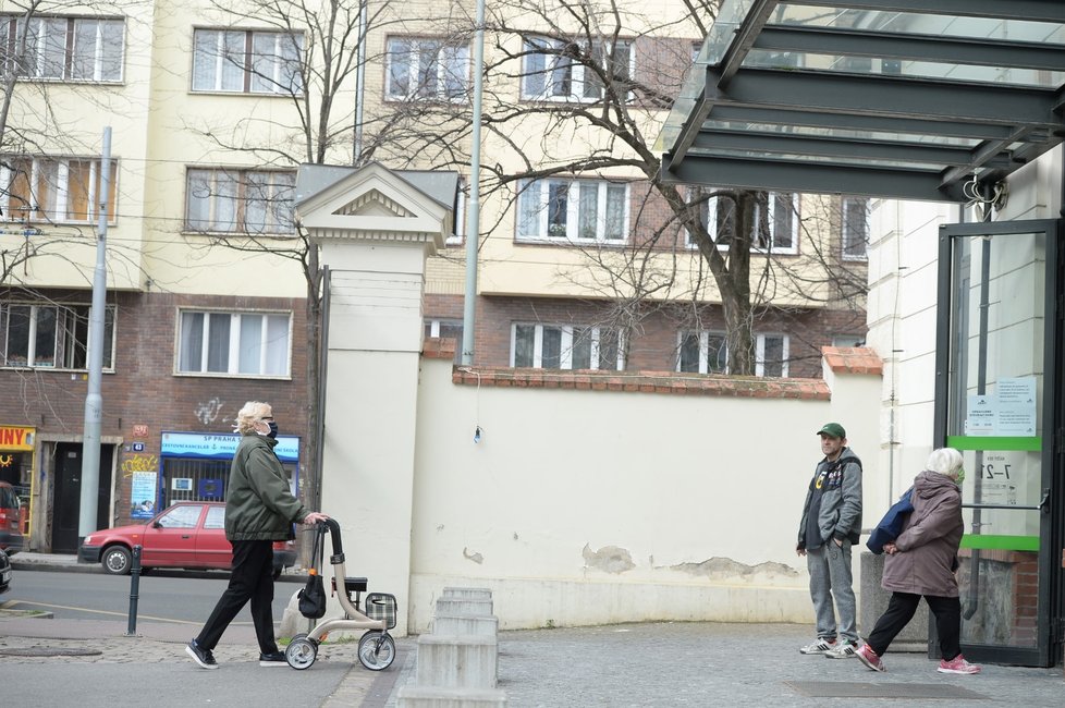 V Česku platí zákaz vycházení bez zakrytí úst a nosu. Většina lidí nasadila roušky (19. 3. 2020).