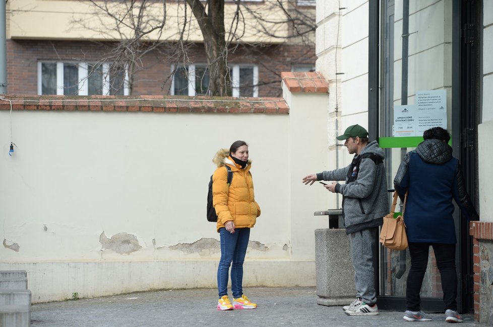 V Česku platí zákaz vycházení bez zakrytí úst a nosu. Většina lidí nasadila roušky. (19. 3. 2020)