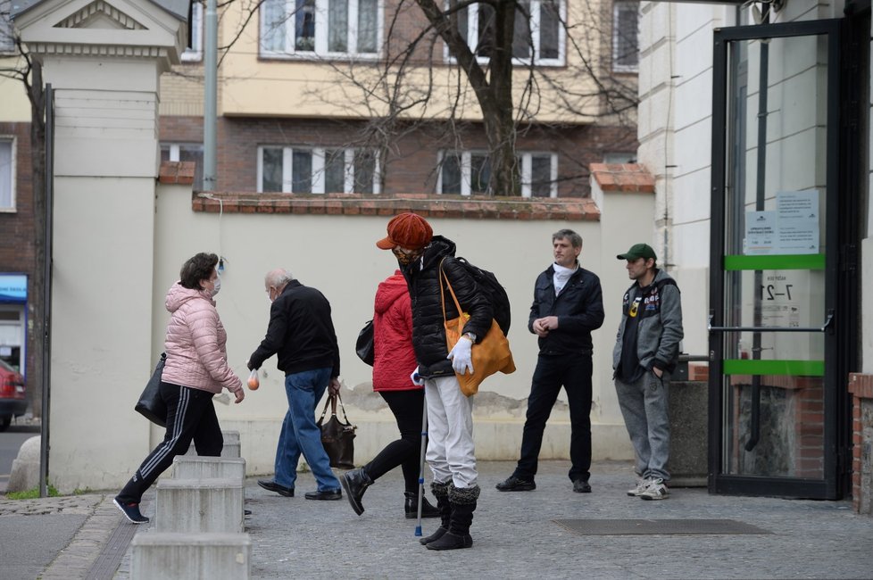 V Česku platí zákaz vycházení bez zakrytí úst a nosu. Většina lidí nasadila roušky. (19. 3. 2020)