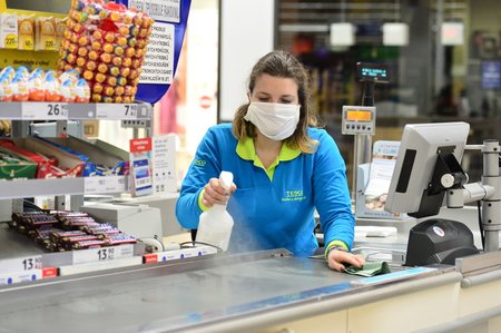 Kvůli koronaviru vytáhli v českých obchodech roušky prodavačky i zákazníci. (18.3.2020)
