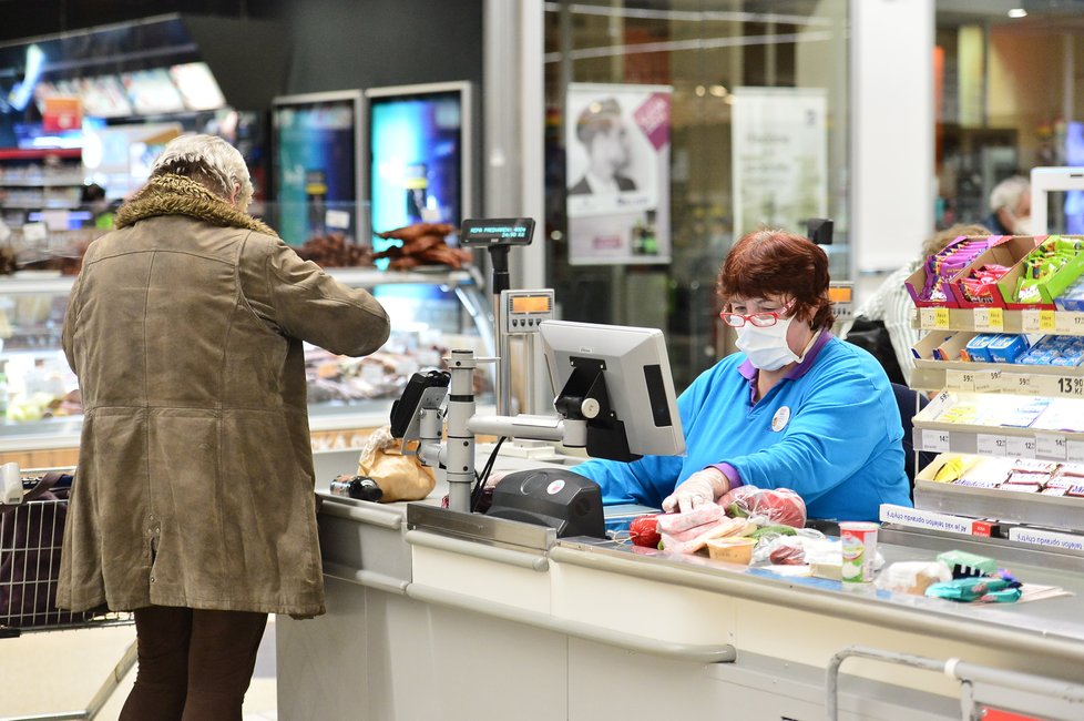 Kvůli koronaviru vytáhli v českých obchodech roušky prodavačky i zákazníci (18. 3. 2020)