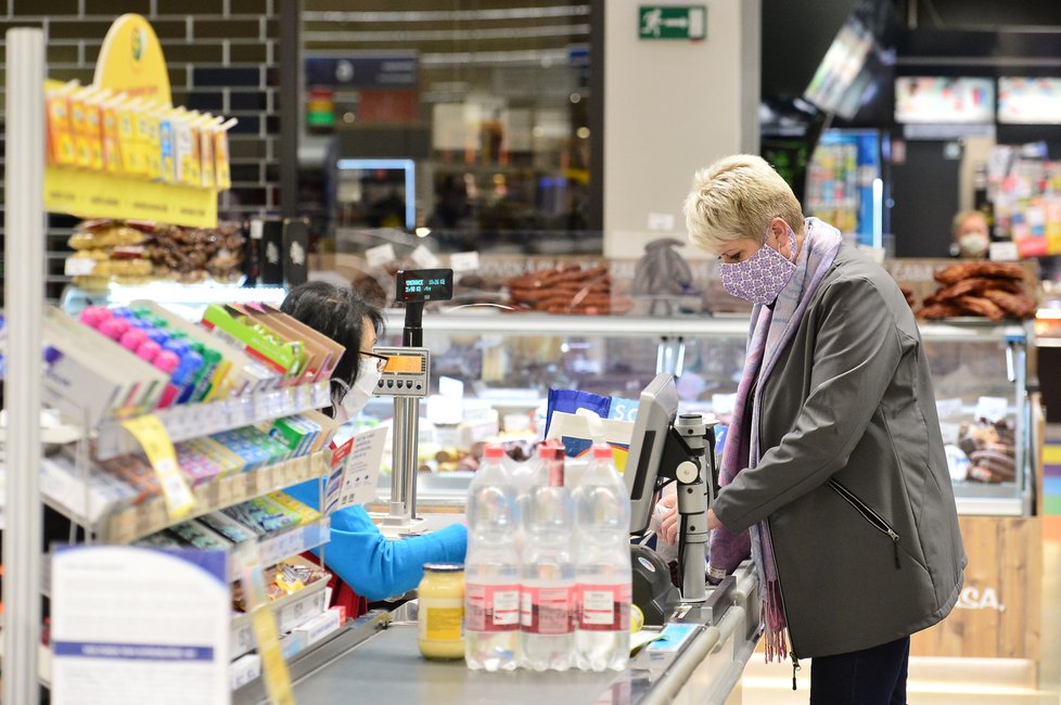 Češi museli kvůli koronaviru vytáhnout roušky či alespoň šály a šátky i na nákupy do obchodů. (18.3.2020)