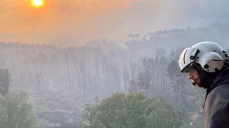 Hasiči pokračují v požárním útoku v Českém Švýcarsku, hledají ohniska