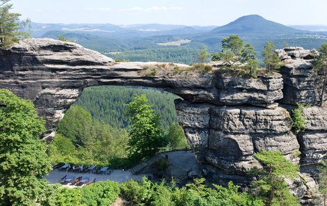 Magnetem národního parku parku České Švýcarsko je Pravčická brána nad kterou se turistům tají dech.