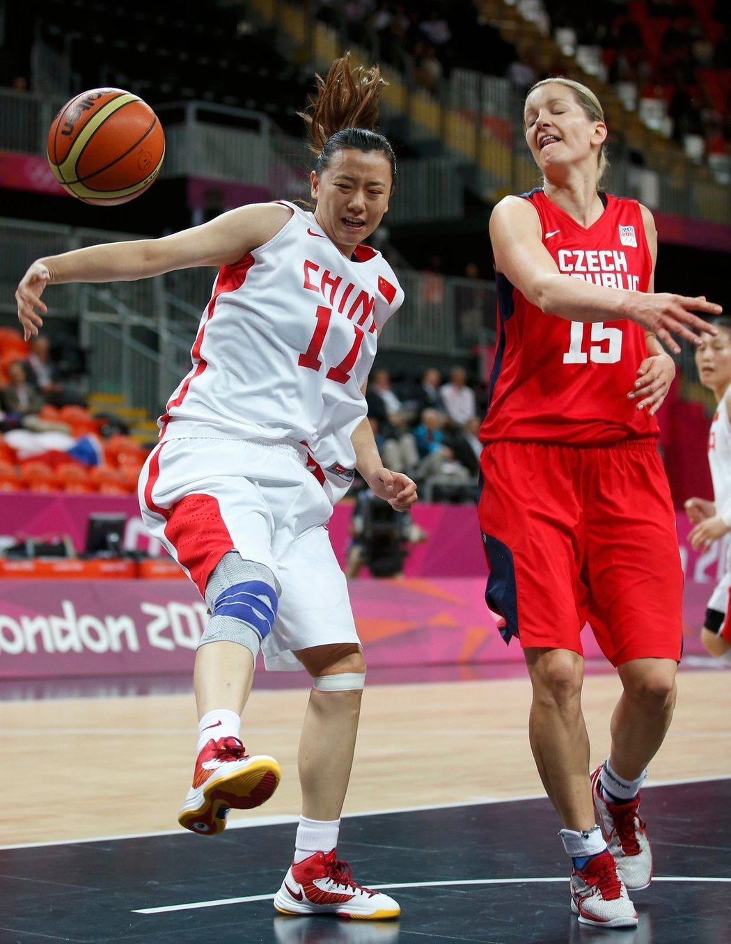 České basketbalistky podlehly Číně 57:66.