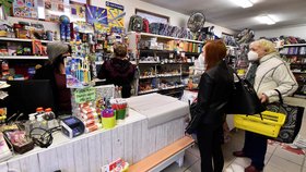 Zákaznice nakupují v jednom z papírnictví v Třešti na Jihlavsku. Od téhož dne se do škol vrátili žáci prvního stupně, vláda proto rozhodla o otevření obchodů s dětským oblečením, s obuví a papírnictví (12. 4. 2021).