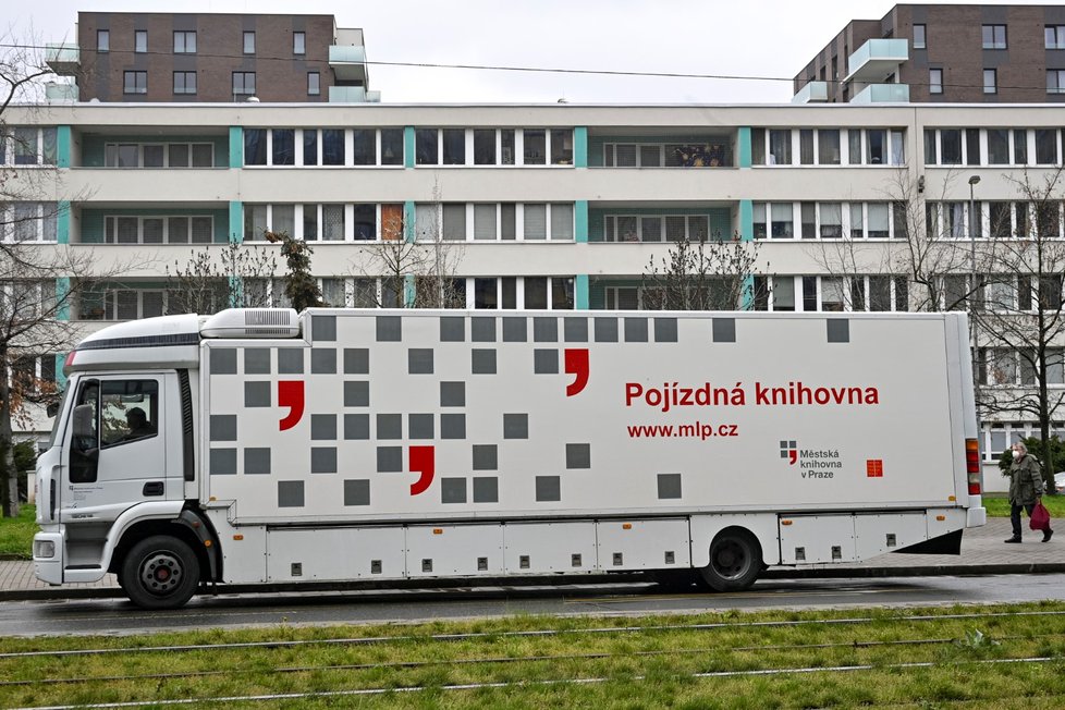 Po rozvolnění vládních opatření proti šíření koronaviru vyjely do ulic bibliobusy Městské knihovny v Praze. Na snímku je pojízdná knihovna v Sokolovské ulici na Invalidovně (12. 4. 2021).