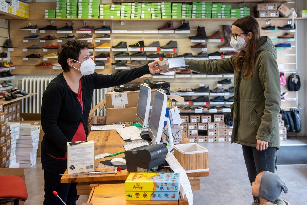 Prodejna dětské obuvi Živé boty v Hradci Králové znovu otevřela po rozvolnění protiepidemických opatření. Od tohoto dne se za dodržení hygienických podmínek mohou otevřít další vybrané obchody a služby (12. 4. 2021)