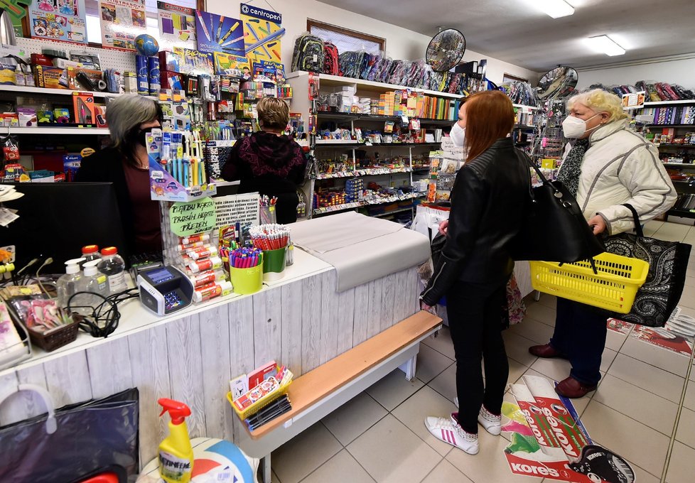 Zákaznice nakupují v jednom z papírnictví v Třešti na Jihlavsku. Od téhož dne se do škol vrátili žáci prvního stupně, vláda proto rozhodla o otevření obchodů s dětským oblečením, s obuví a papírnictvím (12. 4. 2021).