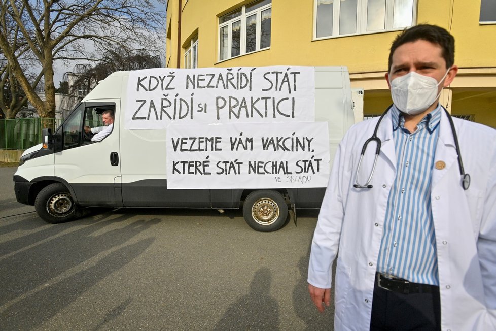 Sdružení, k němuž se hlásí zhruba 500 praktických lékařů, kritizuje to, že oficiální distribuce vakcín proti covidu-19 do ordinací praktických lékařů začne až v březnu. Podle nich nyní vakcíny zbytečně leží nevyužité ve skladech (22. 2. 2021)