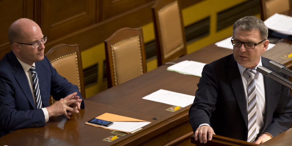 Ministr zahraničních věcí Lubomír Zaorálek při projevu k poslancům na řádné schůzi Sněmovny, která pokračovala 11. července v Praze. Na snímku vlevo je premiér Bohuslav Sobotka.