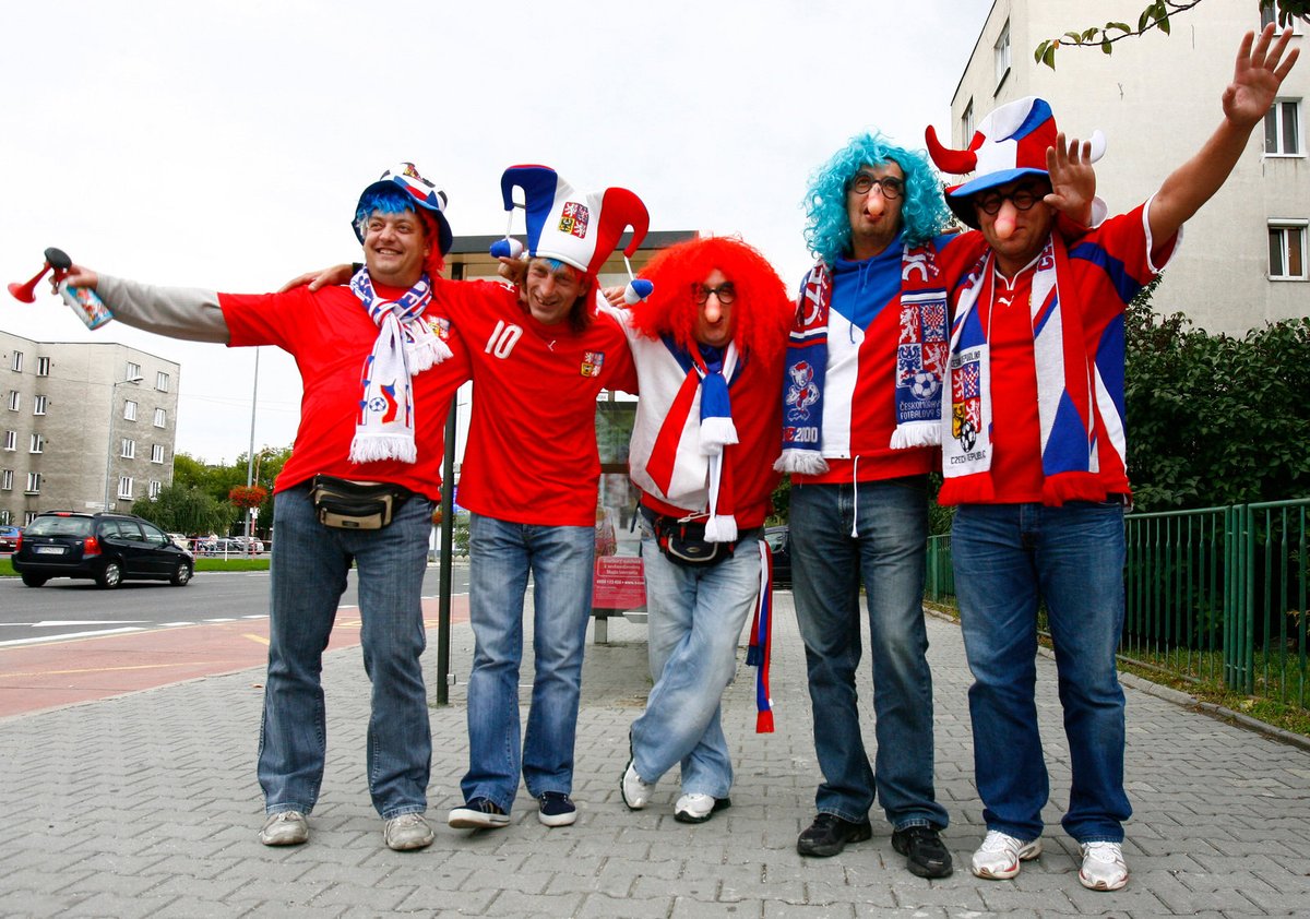 Kousek od stadionu je místo pro 5000 stanů. Budou tam hrát české kapely, točí se české pivo. K dispozici jsou fotbalová hřiště, volejbalové kurty, pláž s lehátky, bary, restaurace a obchody s česky mluvícím personálem. Noc stojí jednu osobu 950 korun.